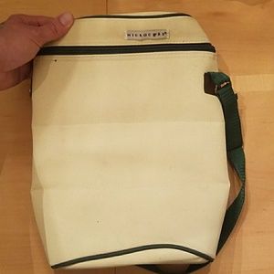 A chillable, freezable alcohol tote with pocket